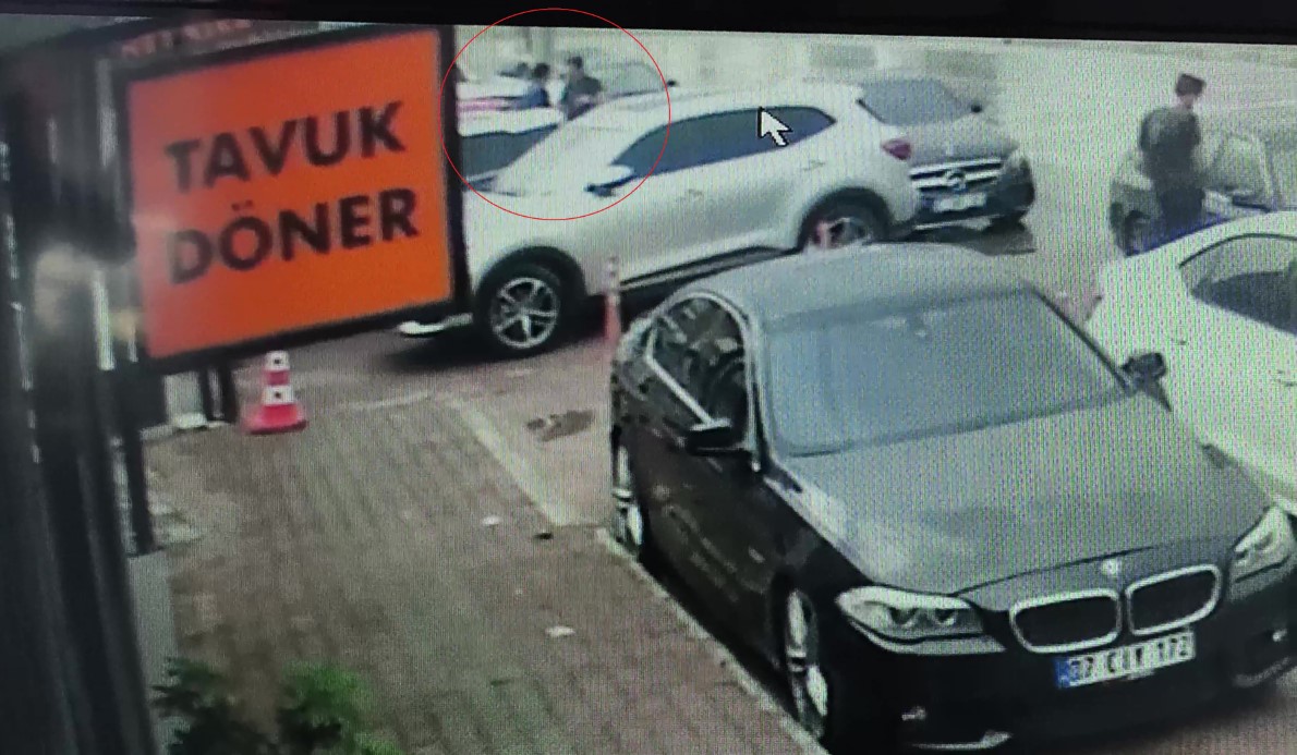 Antalya’da noter önünde arazi anlaşmazlığı yüzünden çıkan tartışmada dayı, yeğenini silahla vurarak öldürdü. Olay anı ve şüphelinin olay sonrası sakin tavırlarla bölgeden ayrılması ise güvenlik kamerasına yansıdı.