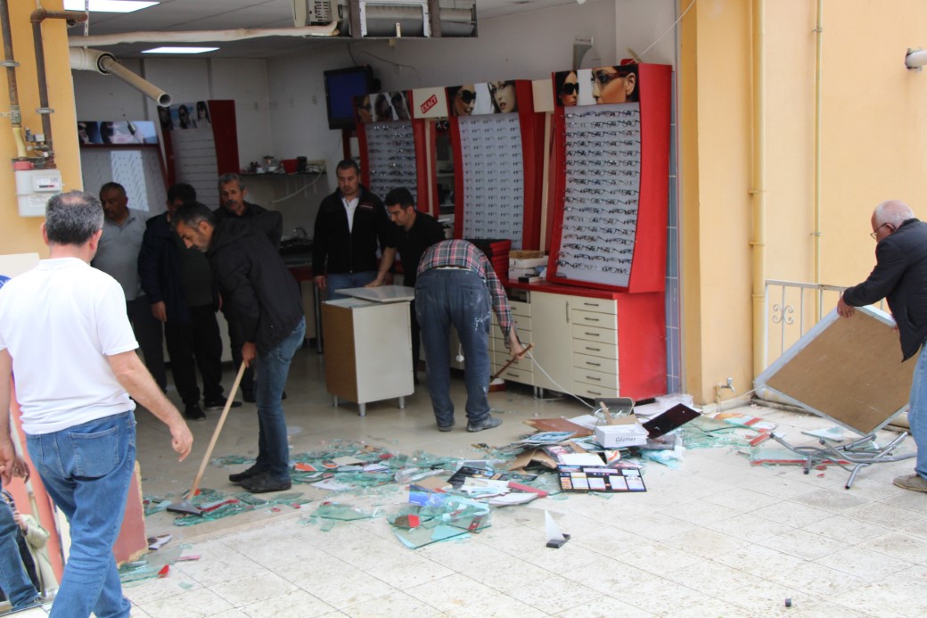 Çay içmeye geldiler, fren yerine gaza basınca gözlükçüye daldılar