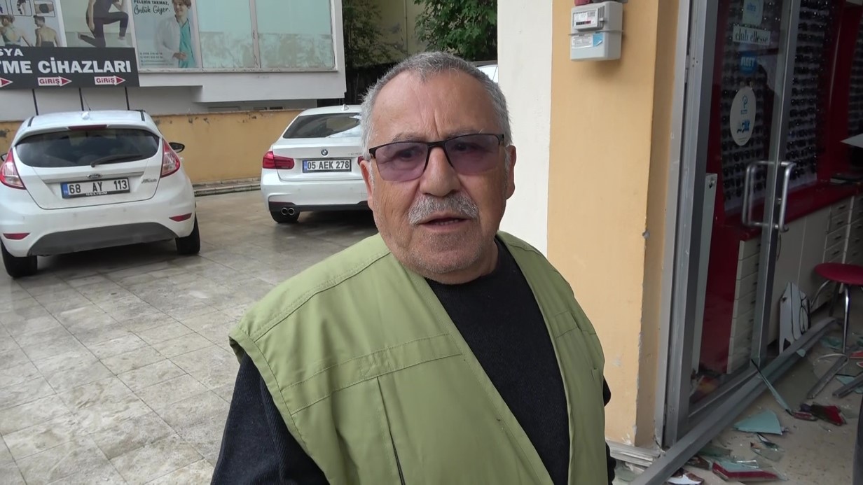 Çay içmeye geldiler, fren yerine gaza basınca gözlükçüye daldılar