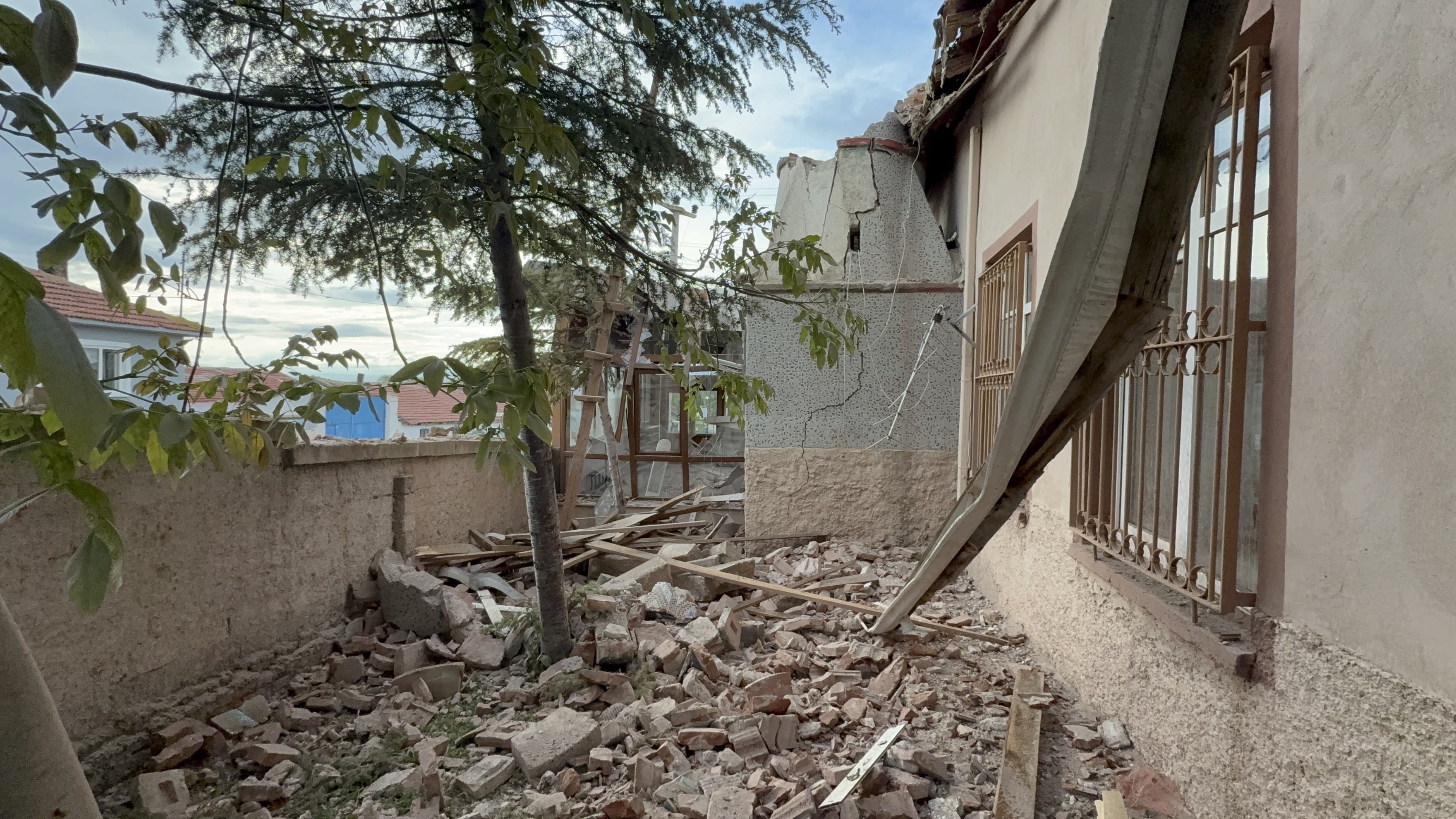 Eskişehir’de yıldırım düştüğü cami minaresi yıkılırken, temizlik yapan imam yaralandı.