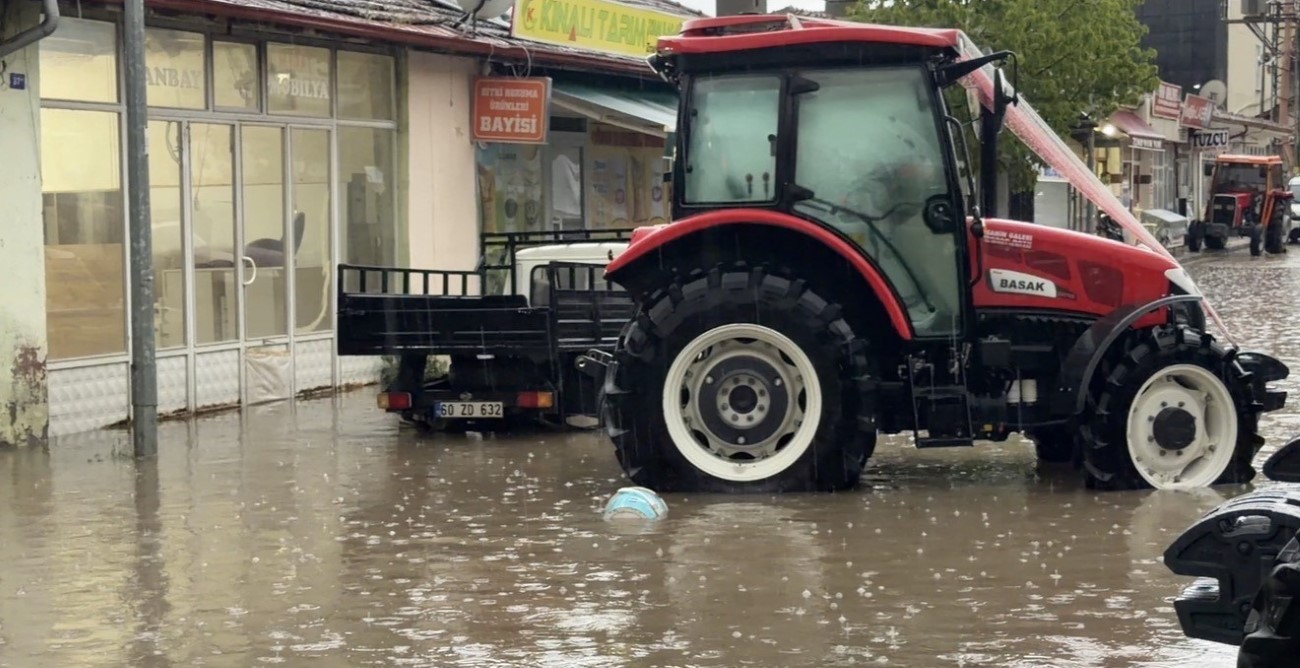 Zile’yi sağanak vurdu, iş yerleri sular altında kaldı