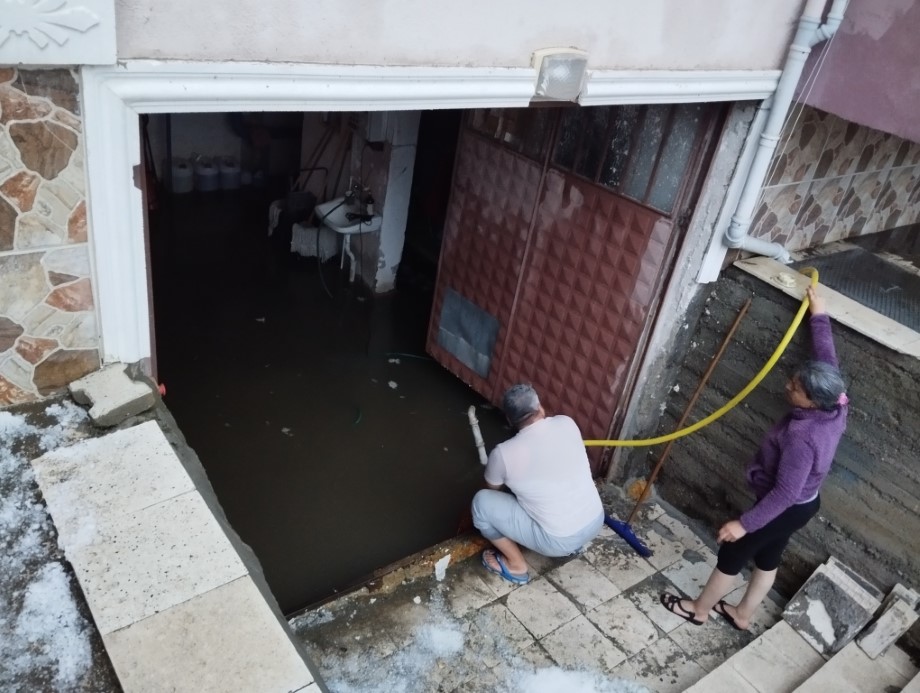 Zile’yi sağanak vurdu, iş yerleri sular altında kaldı