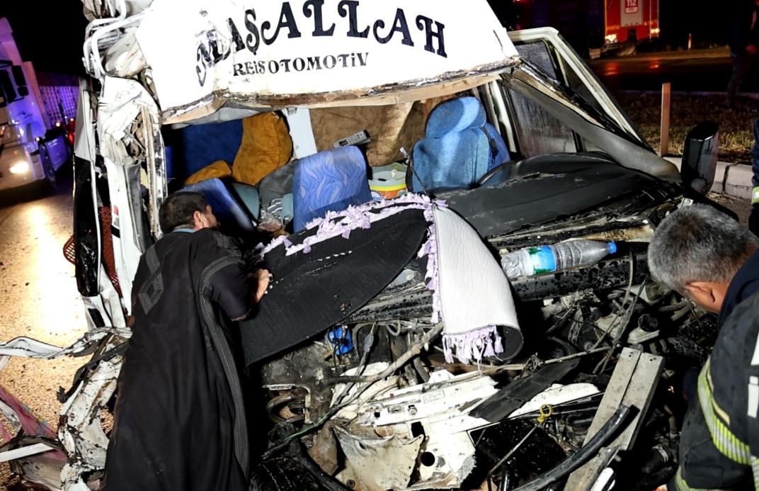 Aksaray’da tarım işçilerini taşıyan minibüsün tıra arkadan çarpması sonucu meydana gelen trafik kazasında 4’ü ağır 12 kişi yaralandı.