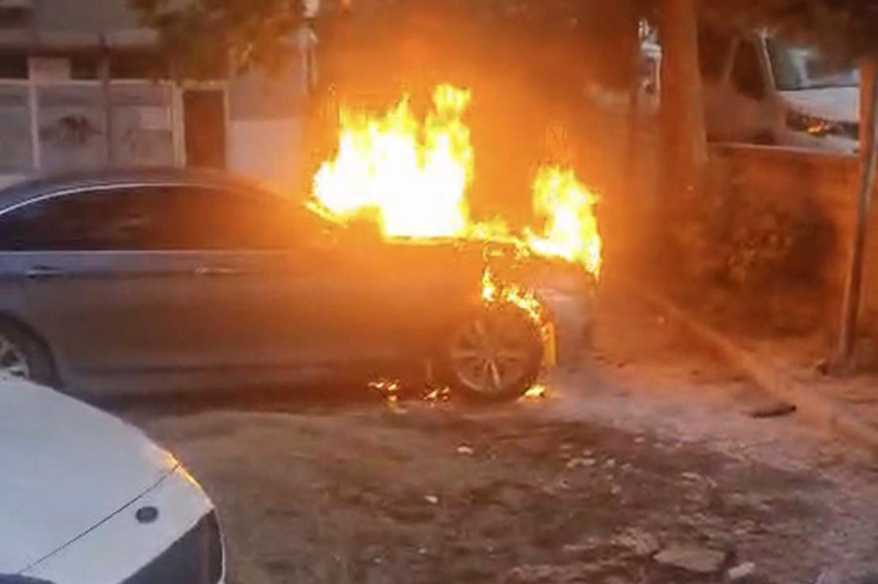 Batman’da park halindeki otomobil yandı