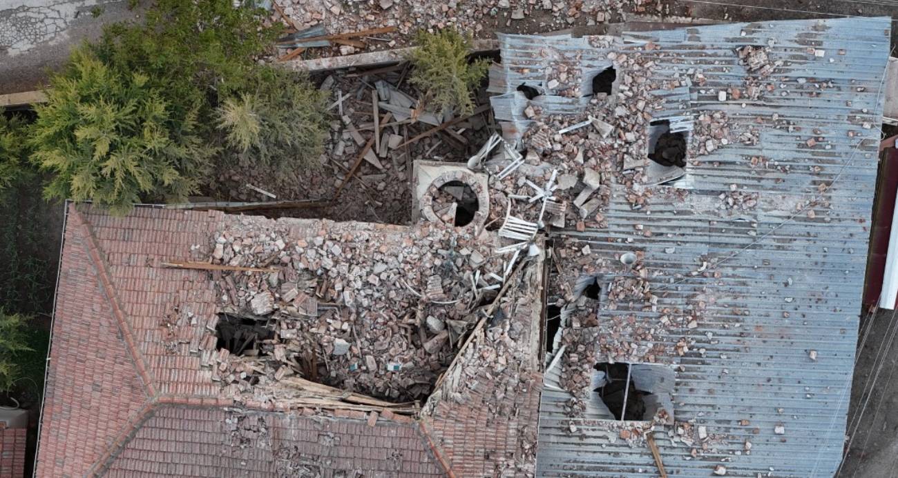 Eskişehir’in kırsal Yassıhöyük Mahallesinin cami minaresi ikindi namazına hemen önce düşen yıldırım sonrası yıkılırken, temizlik yapan imam yaralandı.