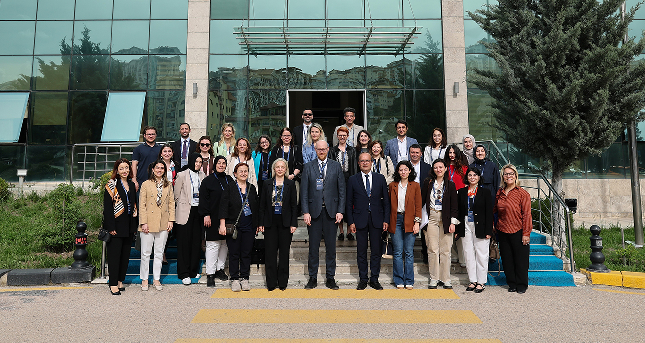 Türkiye Sağlık Enstitüleri Başkanlığı (TÜSEB) ve Sanofi iş birliğiyle Ankara’da Kronik Obstrüktif Akciğer Hastalığı (KOAH) çalıştayı düzenlendi. Düzenlenen çalıştayda, KOAH alanında toplumsal farkındalığın arttırılmasından hastalığın önlenmesine ve bağışıklamanın önemine, erken tanıdan iklim krizi ile kötüleşen hastalıkların yönetiminde sürdürülebilir sağlık modellerine uzanan yol haritası ele alındı. Çalıştay; Sağlık Bakanlığı yetkilileri, Türkiye’nin farklı illerinde görev yapan göğüs hastalıkları uzmanları, sağlık ekonomistleri, hasta dernekleri ve sivil toplum kuruluşları gibi geniş bir paydaş grubunu aynı platformda buluşturdu.