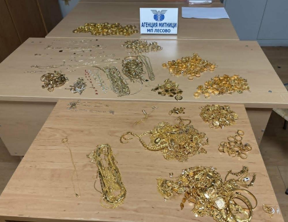 Otomobilin gösterge panelinden gizli kasa çıktı: 3,2 kilogram altın ele geçti