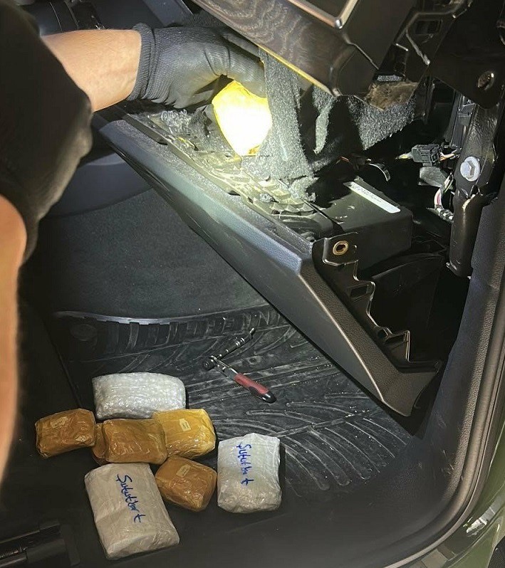 Otomobilin gösterge panelinden gizli kasa çıktı: 3,2 kilogram altın ele geçti