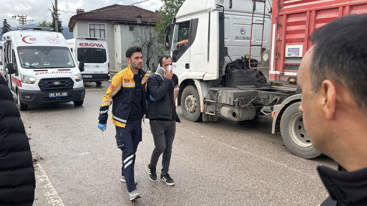 Erbaa’da iki servis minibüsü çarpıştı: 10 yaralı
