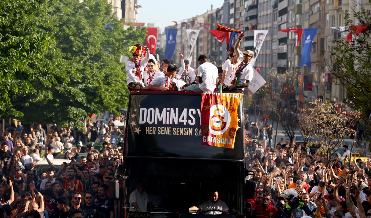 Şampiyon Galatasaray üstü açık otobüsle şehir turu attı
