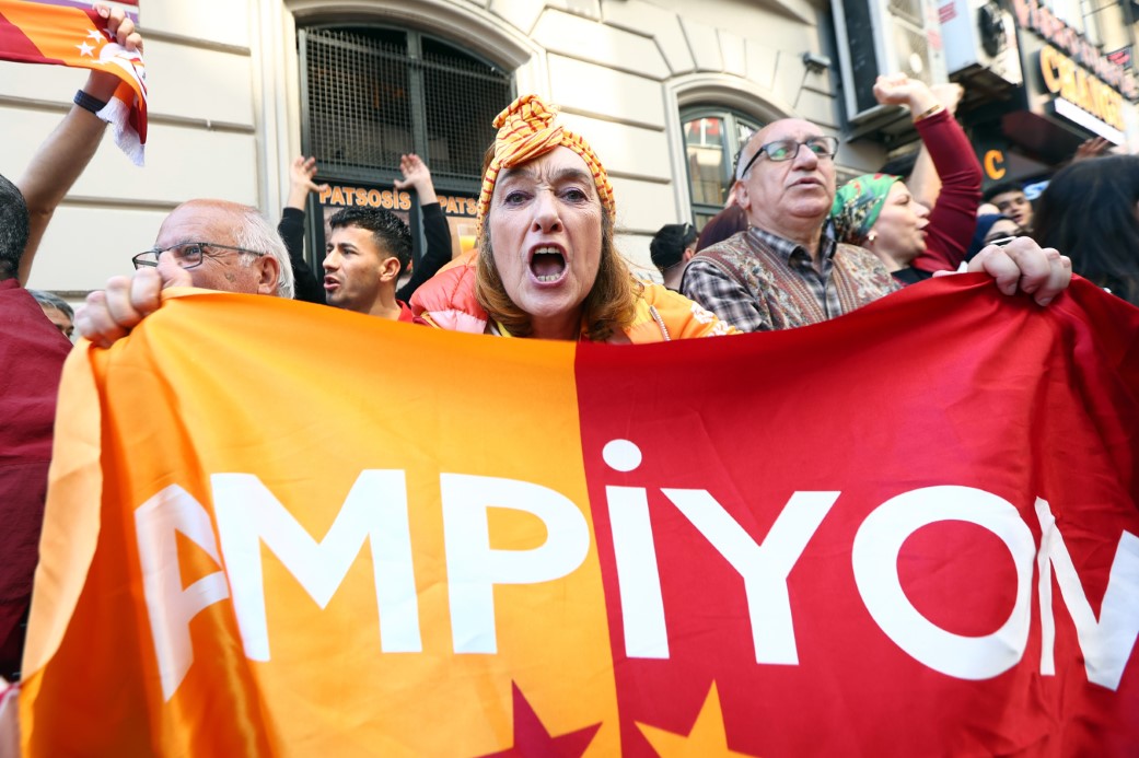 Şampiyon Galatasaray üstü açık otobüsle şehir turu attı