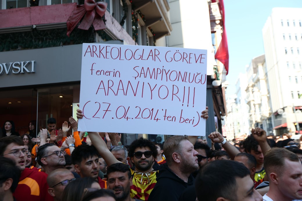 Şampiyon Galatasaray üstü açık otobüsle şehir turu attı