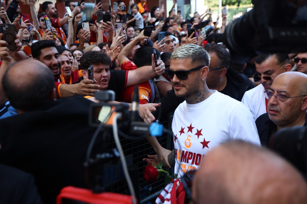 Şampiyon Galatasaray üstü açık otobüsle şehir turu attı