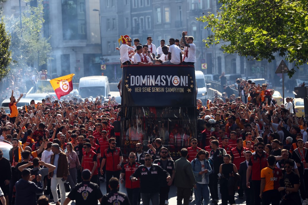 Şampiyon Galatasaray üstü açık otobüsle şehir turu attı