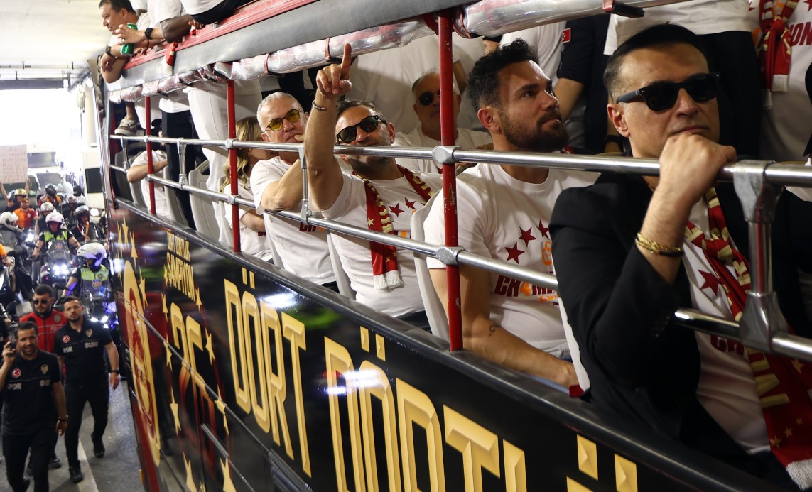 Şampiyon Galatasaray üstü açık otobüsle şehir turu attı