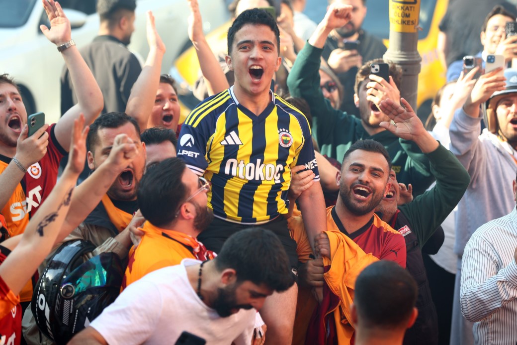 Şampiyon Galatasaray üstü açık otobüsle şehir turu attı