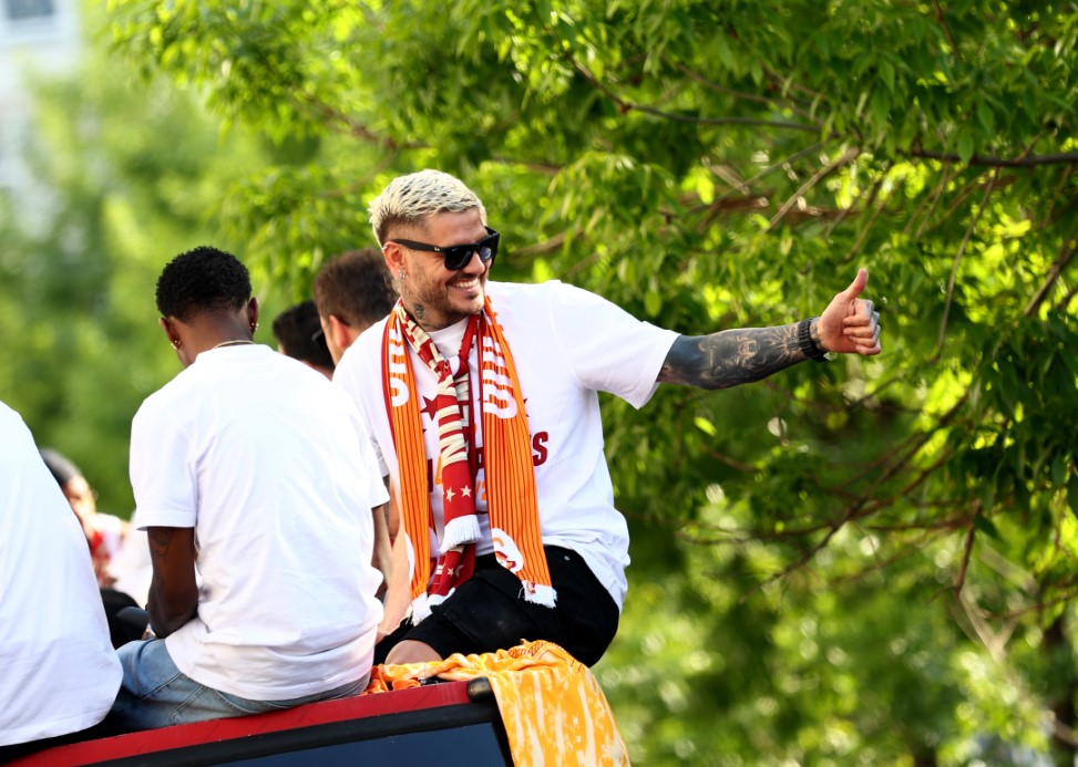 Şampiyon Galatasaray üstü açık otobüsle şehir turu attı