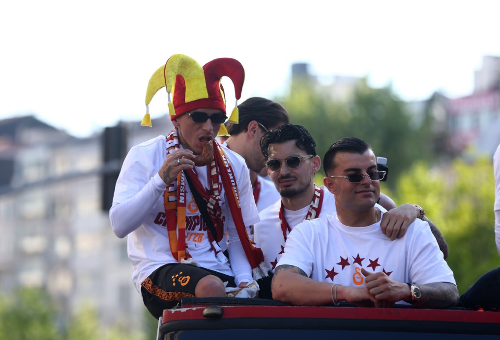 Şampiyon Galatasaray üstü açık otobüsle şehir turu attı
