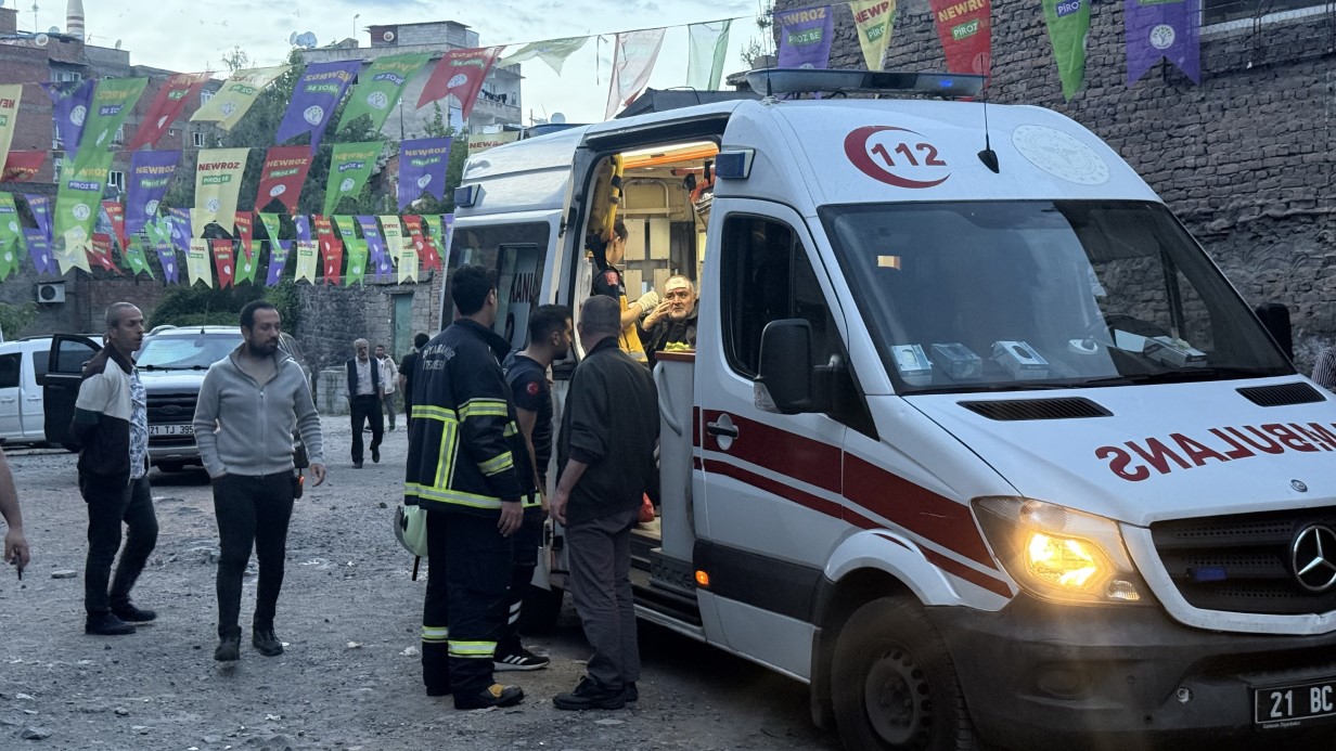 Diyarbakır’da ev yangını: İtfaiye eri yaralandı, 2 kişi dumandan etkilendi