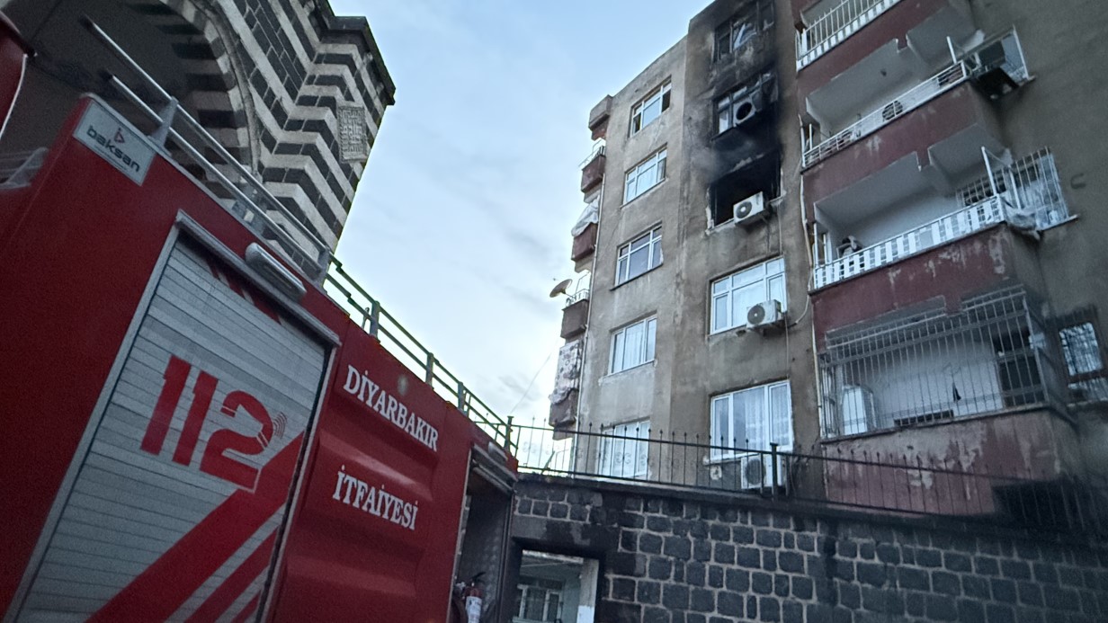 Diyarbakır’da ev yangını: İtfaiye eri yaralandı, 2 kişi dumandan etkilendi