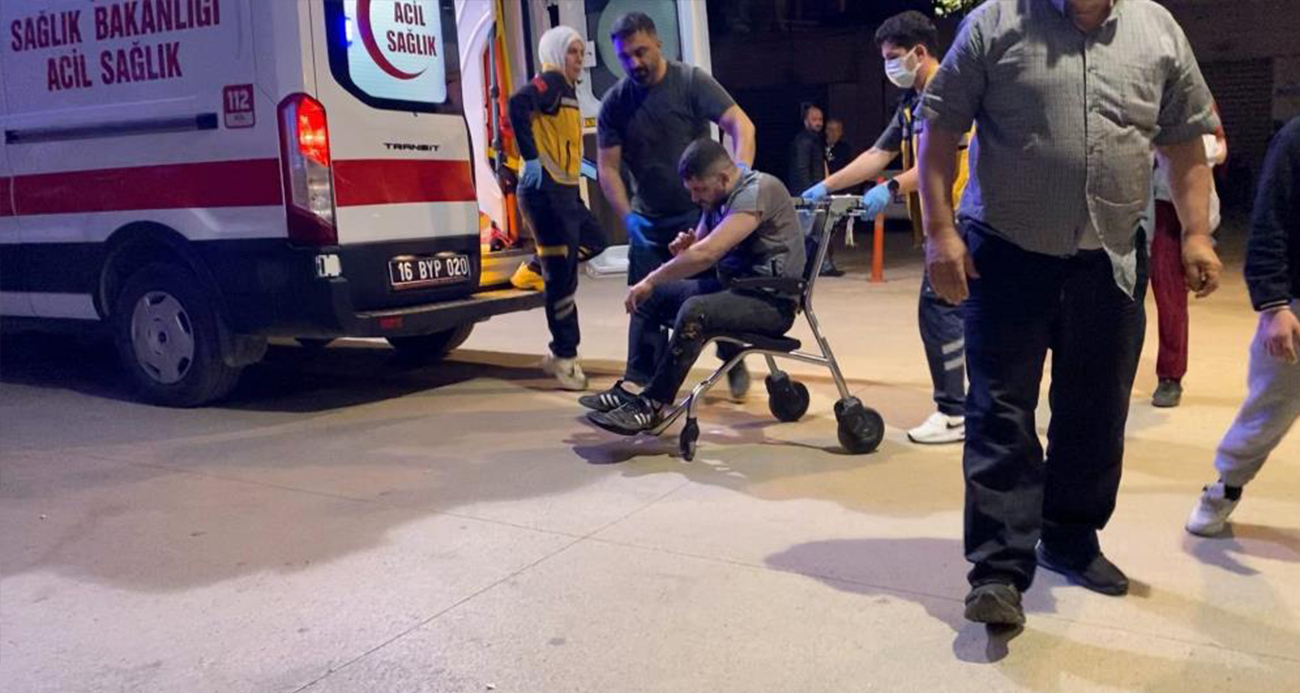  Bursa'nın İnegöl ilçesinde, seyir halindeyken fenalaşan sürücünün kontrolünden çıkan otomobil; park halindeki 3 araca, ardından bir apartmanın doğalgaz panosuna çarptı. Kazada sürücü yaralandı.