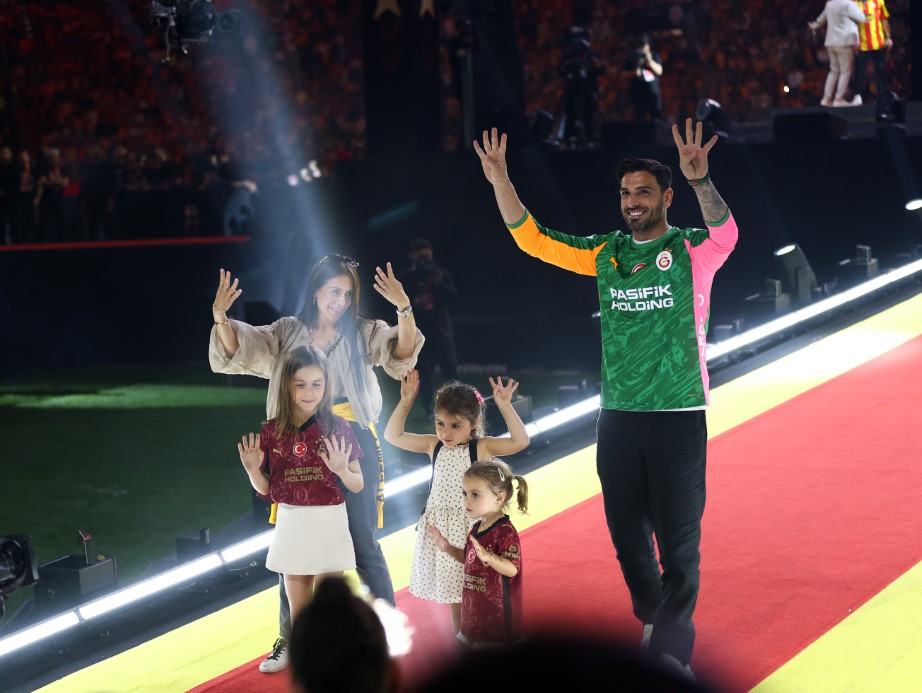 Şampiyon Galatasaray kupasını aldı