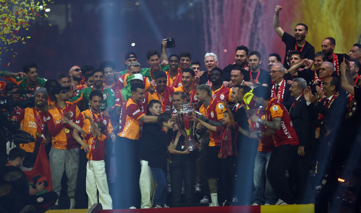 Şampiyon Galatasaray kupasını aldı