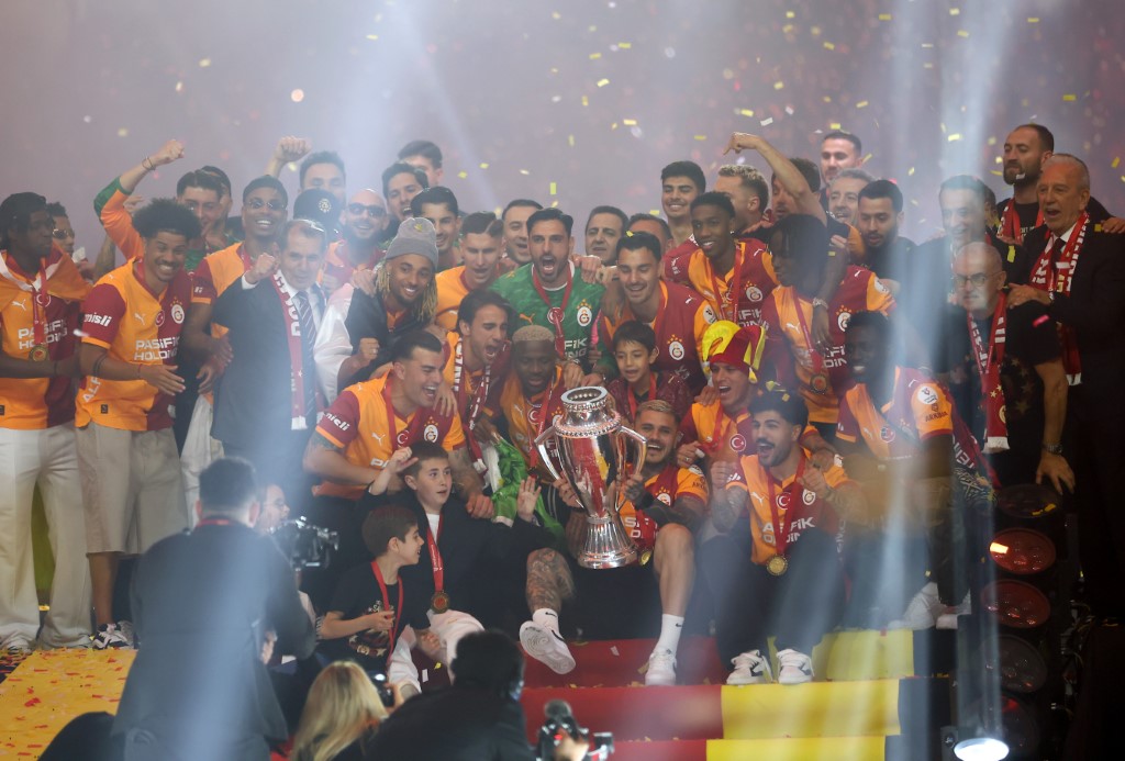 Şampiyon Galatasaray kupasını aldı