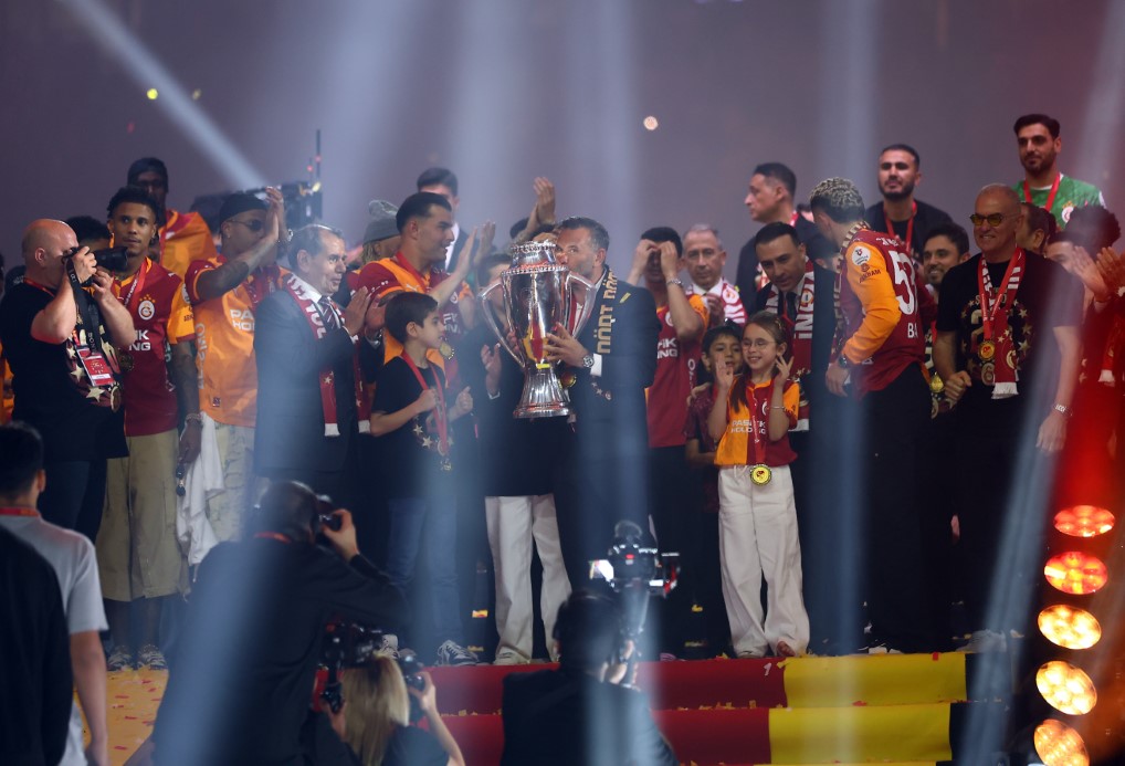 Şampiyon Galatasaray kupasını aldı