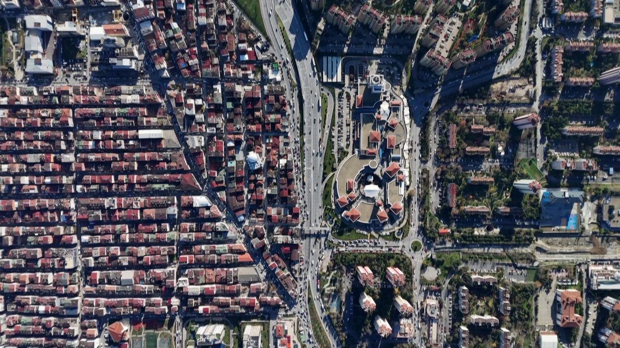 İstanbul’da hayatın iki farklı yüzü aynı karede