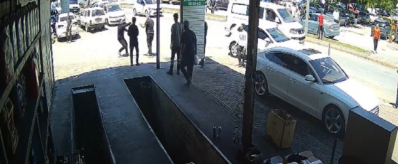 Kazaya neden olan sürücü, kendisini durdurmak isteyenlere biber gazı sıktı