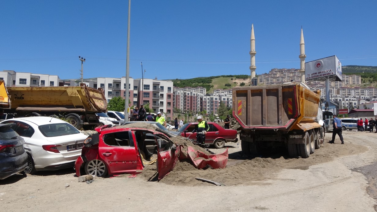 Araçlarda maddi hasar oluşurken 6 kişi yaralandı. Kamyon sürücüsü polis ekiplerince gözaltına alındı.
