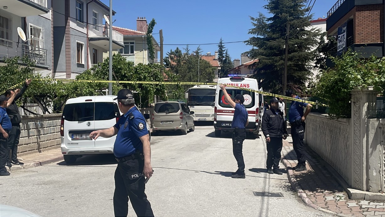 Olay yerinden kaçan katil zanlısı, olay yerine yakın sokak üzerinde yakalanarak gözaltına alındı.