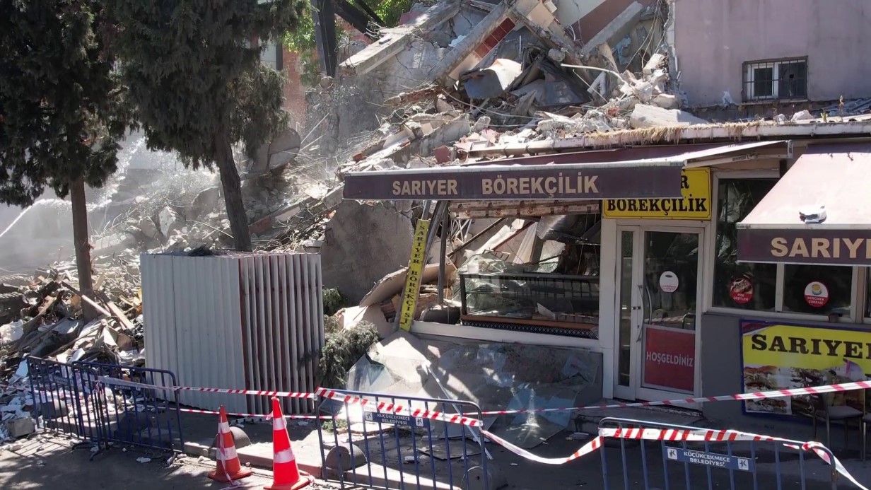 Küçükçekmece’de kentsel dönüşüm çalışması yapılan 5 katlı bina çöktü