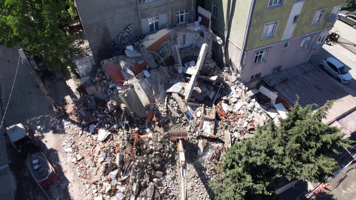 Küçükçekmece’de kentsel dönüşüm çalışması yapılan 5 katlı bina çöktü