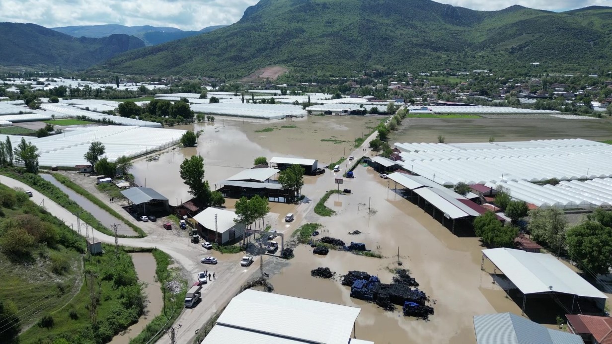 Amasya’da Yeşilırmak Nehri son günlerde gerçekleşen yağışların etkisiyle taştı. 8 köy, 1 belde ve 1 mahalledeki 4 bin500 dekardan fazla tarım arazisi sular altında kaldı. Taşan nehir sularını üzüntüyle izleyen çiftçiler, umutlarla ektikleri ürünlerinin hasadını yapamadan sezonu kapattı.