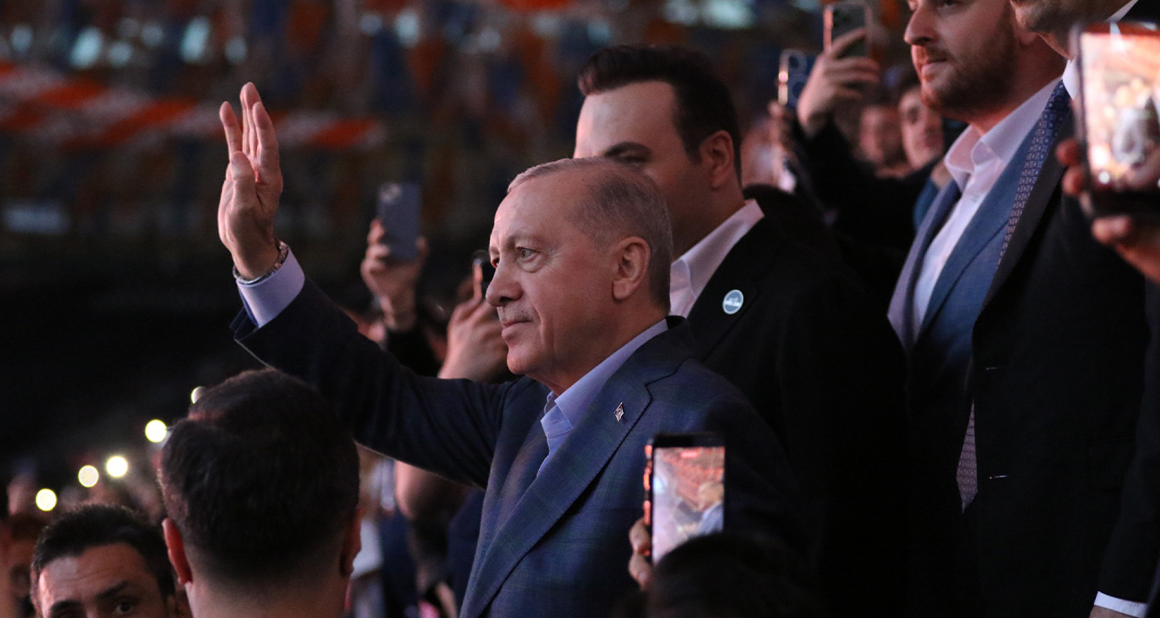 Cumhurbaşkanı Recep Tayyip Erdoğan, "Dünya nasıl eski dünya değilse, Türkiye’de eski Türkiye değil. Bugün her alanda yıldızı parlayan bir Türkiye var. Dünyada krizler yaşanırken dimdik ayakta duran bir Türkiye var. Masada sözü dinlenen, sahada gücü hissedilen bir Türkiye var. İnşallah çok daha iyi yerlere geleceğiz. Millet olarak üzerimize serpilen ölü toprağından kurtulmuş durumdayız. Kendimize inanıyoruz, gücümüzü biliyoruz, potansiyelimizin farkındayız" dedi.