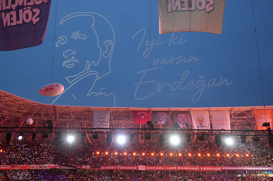 Kocaeli semalarında dronlarla "AK Parti" ve "Cumhurbaşkanı Erdoğan" koreografisi