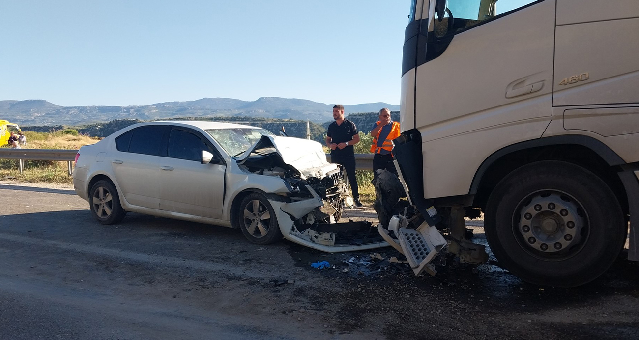 Mersin’in Mut ilçesinde tır ile otomobilin kafa kafaya çarpışması sonucu meydana gelen kazada anne ile kızı hayatını kaybetti, baba ise ağır yaralandı.