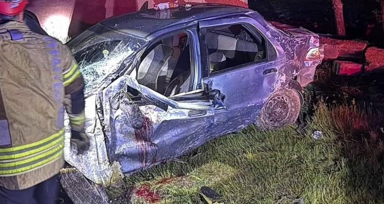 Muş-Bitlis kara yolunda kontrolden çıkan otomobilin takla atarak duvara çarpması sonucu yaralanan 4 kız kardeşten biri yaşamını yitirdi.