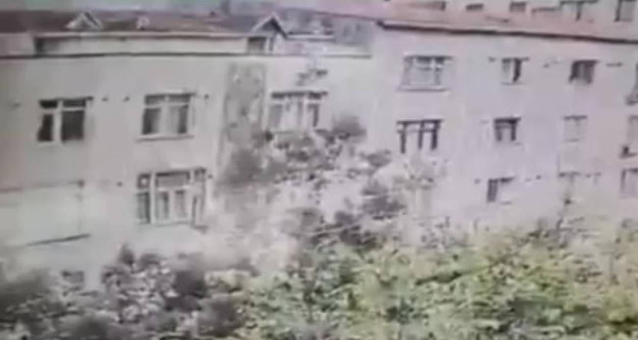 İstanbul Kağıthane’de nöroloji doktoru olduğu öğrenilen Alime Özge K. (29), gece saatlerinde avukat olan erkek arkadaşı Özgür Y.’nin (36) evine gitti. Sabah saatlerinde binanın 4’üncü katındaki terastan düşen doktor, önce ağaca ardından da kaldırma çarparak ağır yaralandı. Ambulansla hastaneye kaldırılan kadın doktorun tedavisinin yoğun bakımda sürdüğü öğrenildi. Öte yandan talihsiz doktorun düşme anları güvenlik kameralarına yansıdı.