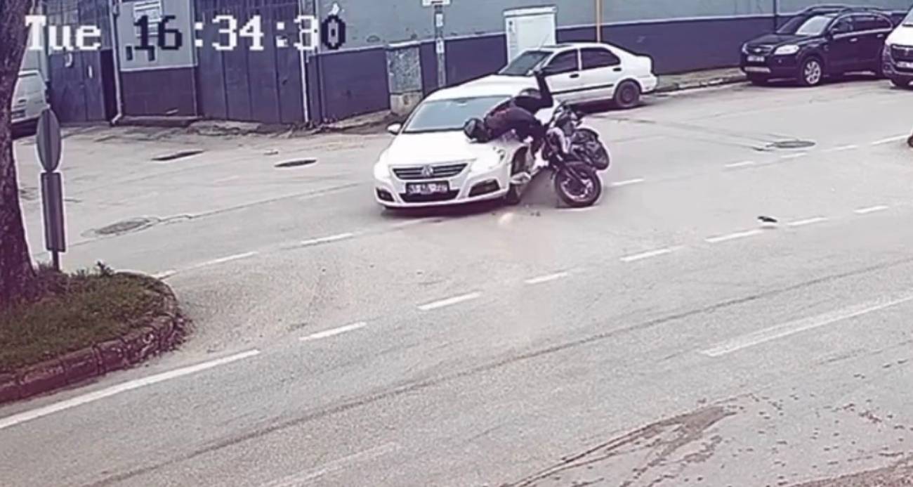 Bursa’da otomobil ile motosikletin çarpıştığı kazada motosiklet sürücüsü yaralanırken kaza anı bir işyerinin güvenlik kamerasına saniye saniye yansıdı.