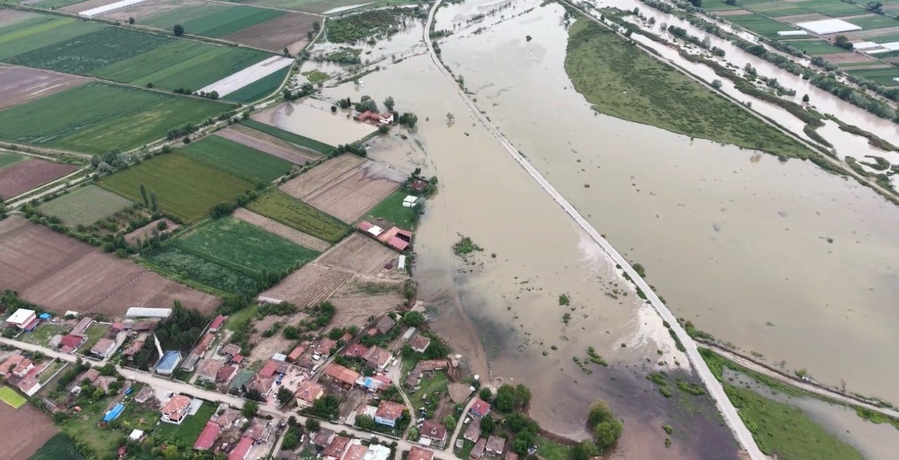 Tokat’ın Erbaa ilçesine bağlı Kızılçubuk köyündeki taşkının boyutu dron ile havadan görüntülendi.
