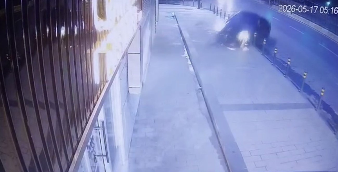 Şişli Büyükdere Caddesi’nde kontrolden çıkan lüks otomobil dükkana daldı, ardından alev aldı. Biri yabancı uyruklu 2 kişinin yaralandığı kazanın güvenlik kamerası görüntüleri ortaya çıktı.