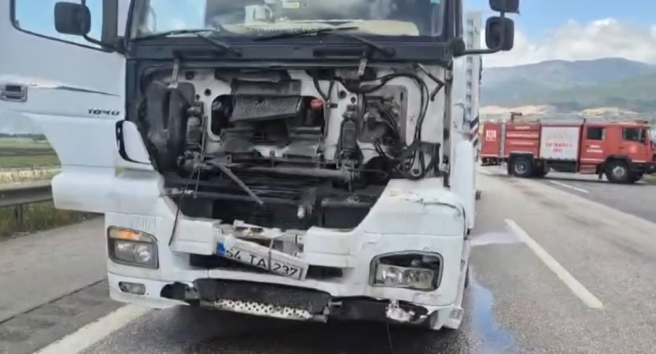 TAG Otoyolu’nda tır hafif ticari araca arkadan çarptı: 2 ölü, 2 yaralı