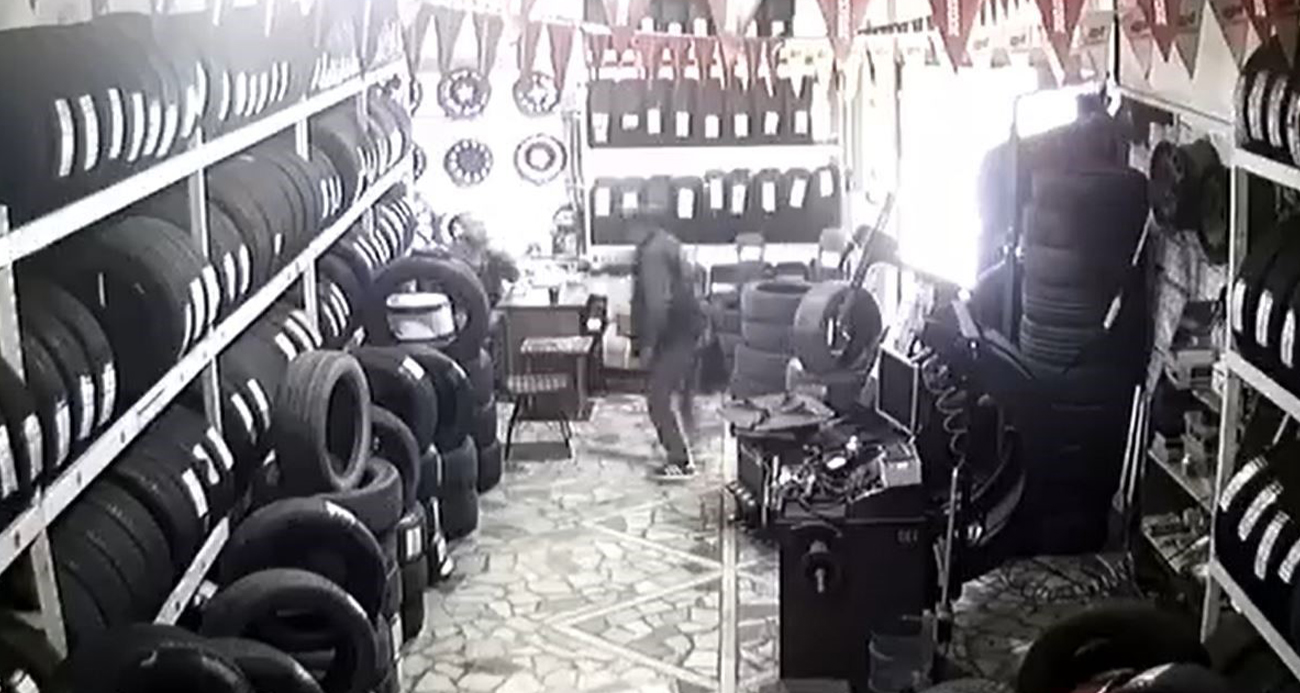 Bayrampaşa’da 100 bin lira alacaklı olduğu akrabasının iş yerine gidip, 2 milyon TL isteyen şahıs, duruma itiraz eden akrabasını vurarak kaçtı.Saldırı anı saniye saniye güvenlik kamerasına yansıdı.