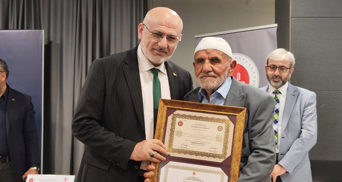 Bolu’da düzenlenen "Hafız Kal" Türkiye Finali’nde, 87 yaşındaki hafız İbrahim Demir’e hafızlık belgesi takdim edildi.