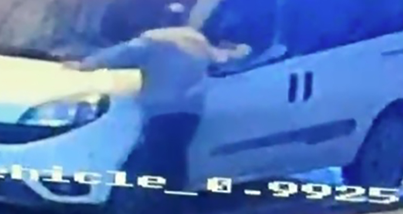 İzmir’in Konak ilçesinde sabaha karşı park halindeki çok sayıda otomobilin aynalarını kırıp camlarına zarar veren şüpheli, güvenlik kameralarına yansıdı. Polis ekipleri, saldırganı yakalamak için çalışma başlattı.