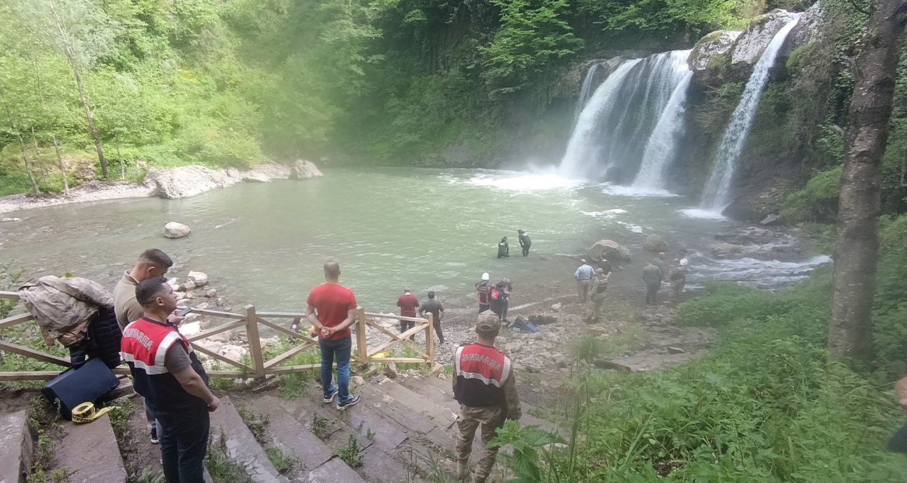 Ordu’nun Çaybaşı ilçesinde serinlemek için şelalenin göletine giren 15 yaşındaki çocuk boğuldu.