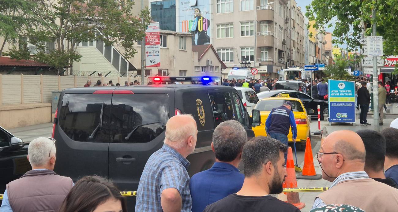 Tekirdağ’ın Çorlu ilçesinde, silahlı kavga ihbarına müdahale eden 2 polis memuru silahlı saldırı nedeniyle olay yerinde şehit oldu, saldırgan ise çatışmada yaralandı.